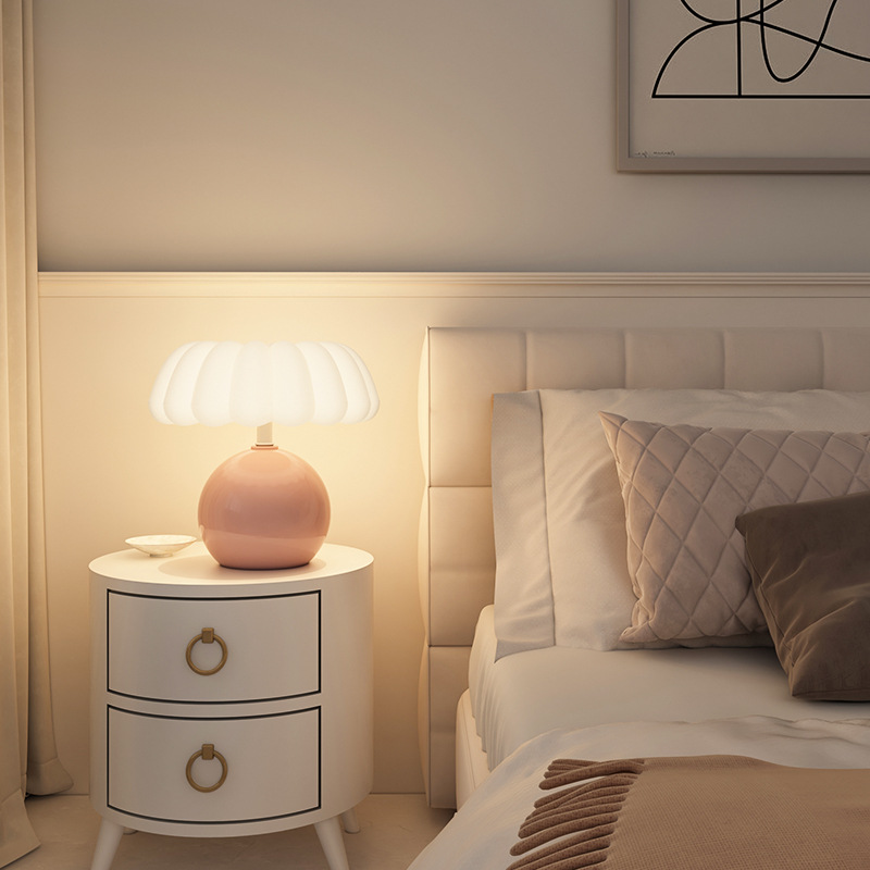 Lampka nocna w stylu kremowym  – Mushroom Table Lamp recenzja i cena